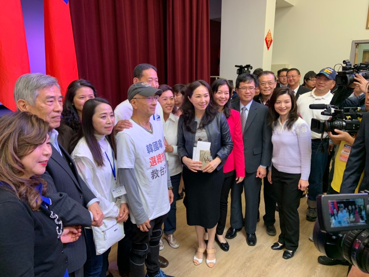 韓國瑜太太李佳芬美西時間16日出席北加州耆英聯合會，她致詞時說出國才體會到人與家鄉的情感可以多強烈，但也打趣地說，出訪真的很累，有叫韓國瑜不要再亂跑。 (圖/記者吳承翰攝)