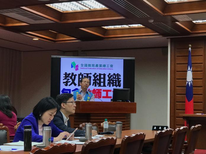 全國教育產業總工會理事長黃耀南形容政院版教師法草案如同「教師刑法」，其中17條全都在定義解聘、停聘等情事。（圖／記者許維寧攝）