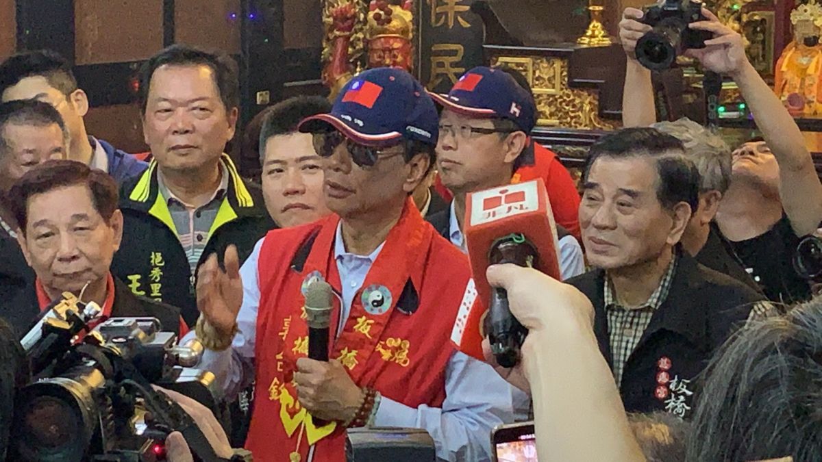 ▲鴻海創辦人郭台銘大年初一上午與家人參拜板橋慈惠宮，要不要選總統的議題再度掀起熱議，事實上2019年他就曾在該廟表達心中志業。圖為2019年4月中參拜畫面（圖／NOWnewsy資料照片）