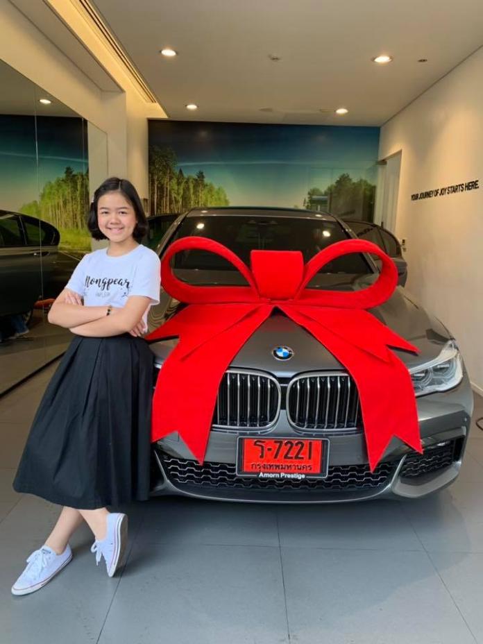 ▲娜特楠買給自己的生日禮物一輛 「BMW轎車」。(圖/翻攝 น้องแพรพาเพลิน 臉書)
