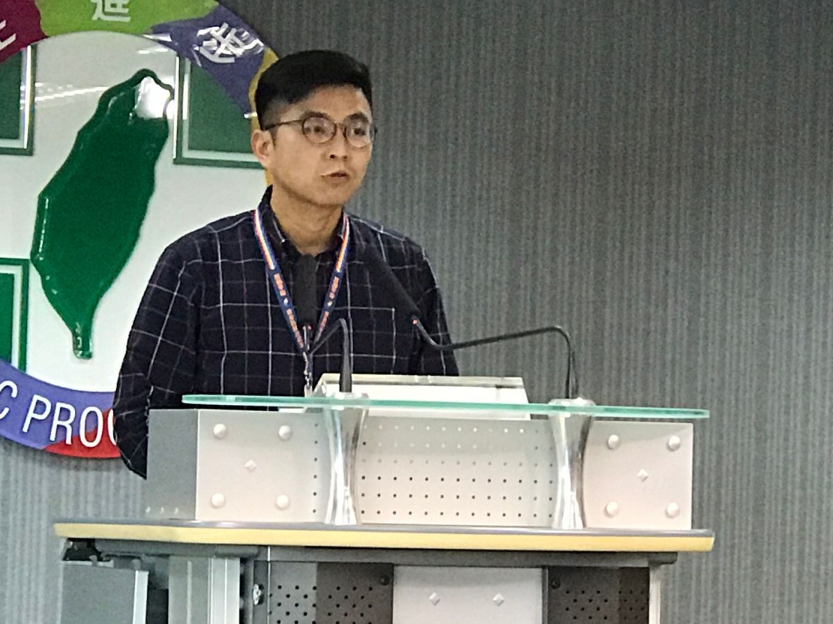 民進黨中常會17日仍進行立委提名初選作業程序，民進黨發言人周江杰轉述表示，會中確定今年立委選舉11區需進行民調初選，預計22日展開初選民調。（圖／記者林人芳攝，2019,04,17)