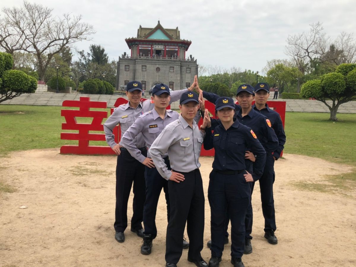 ▲金門警察今天在莒光樓前安排同仁身著新舊制服亮相，象徵世代傳承。（圖／蔡若喬攝, 2019.04.17）