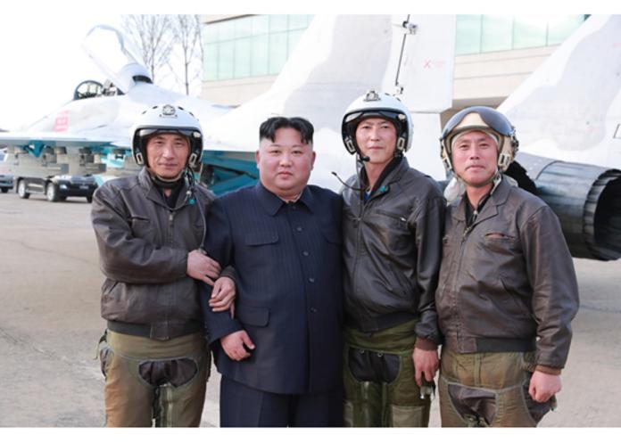 ▲北韓領導人金正恩視察空軍部隊，與MiG-29飛行員合影。（圖／北韓勞動新聞）