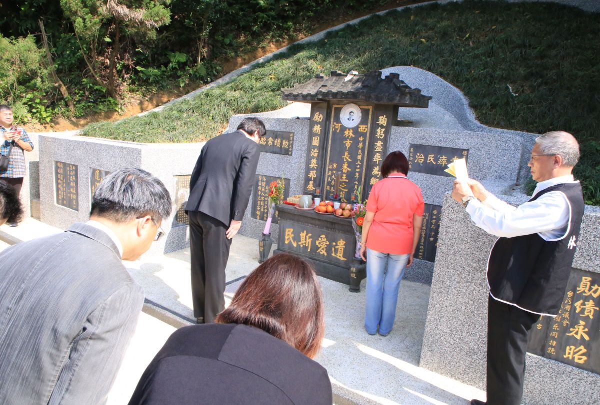 ▲已故前基隆市長林番王墓碑去年遭不明份子毀損，修復完工後，今(18)日舉行追思儀式。（圖／基隆市政府提供）
