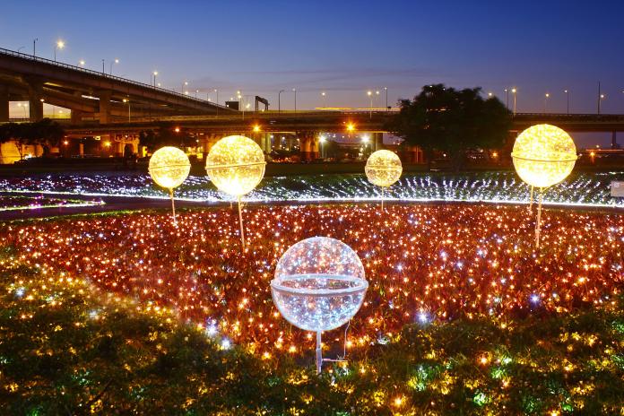 ▲夜間的蝴蝶公園以50萬顆LED燈泡打造光雕地景。（圖／新北市水利局提供）