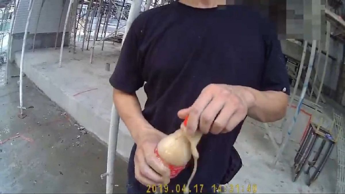 ▲警方查訪疑似毀損土地公神像的戴姓工人，雖然他故作鎮靜否認，但手中可樂卻意外「發爐」冒泡，最後終於俯首認罪。（圖／竹東分局提供）