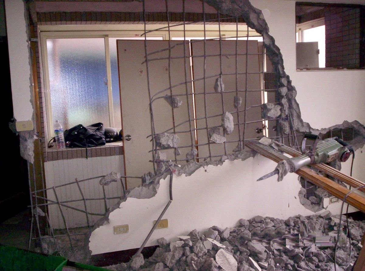 若是牆面或是天花板等有變動，都須申請。（圖／北市府提供）