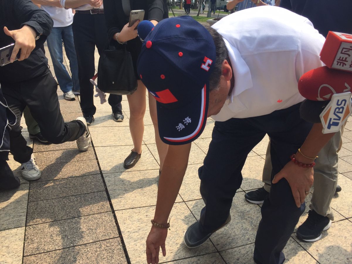 ▲花蓮地區發生規模6.1地震，松仁路一度傳出路面裂開，正巧郭董就在現場。(圖／林柏年攝影)