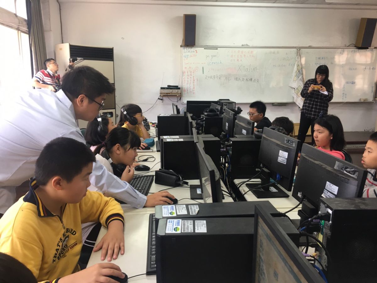 ▲夜光天使班下崙據點與水北據點進行「大手牽小手科丁(Coding)教育」課程。（圖／記者洪佳伶攝）