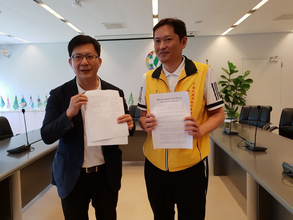 ▲中華民國運動彩經銷商商業同業公會理事長何昱奇，由立委張廖萬堅陪同籲請政府修法。（圖／金武鳳攝，2019.4.18)