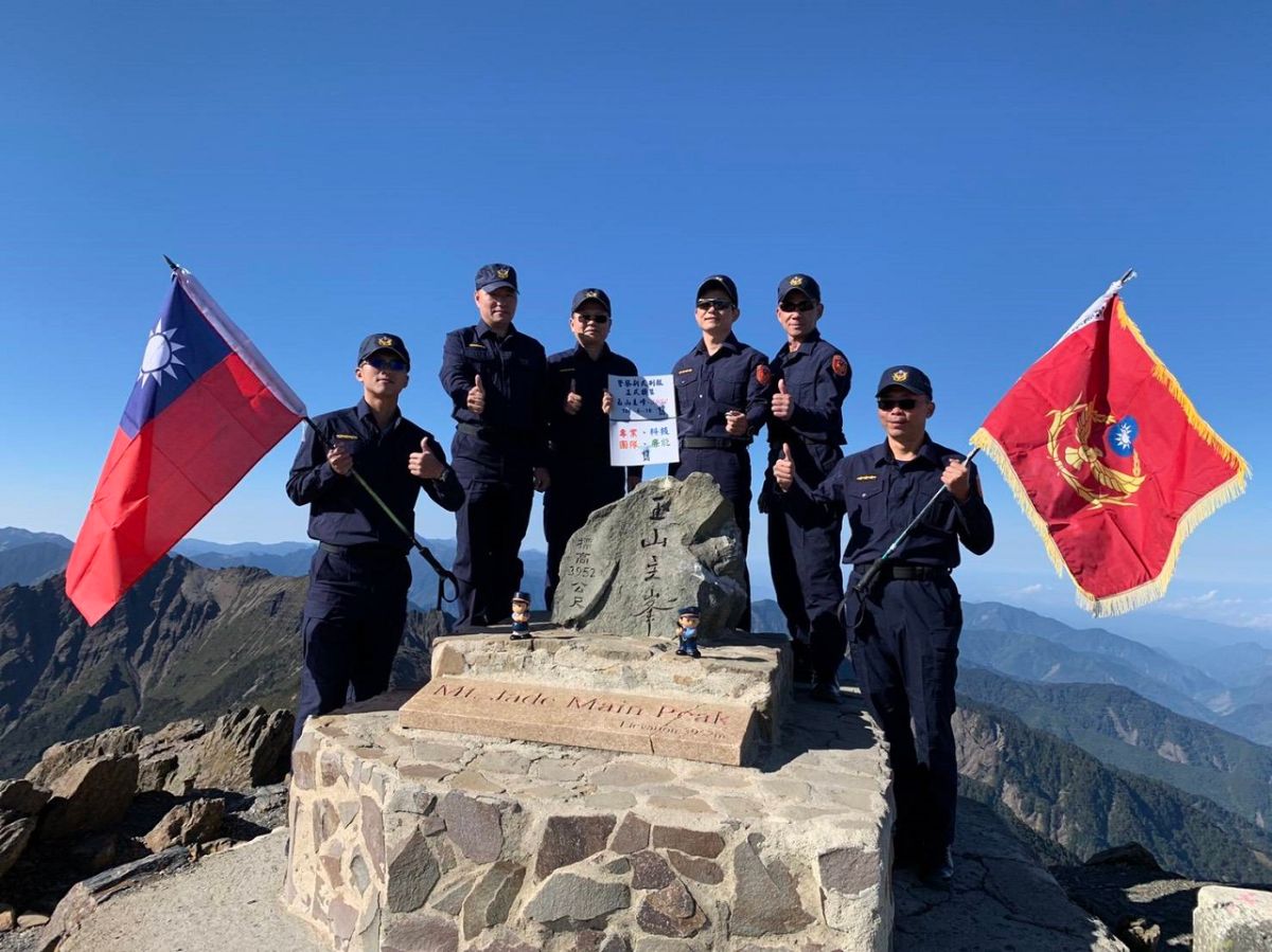 ▲新式警察制服上玉山主峰。（圖／嘉義縣警察局提供）
