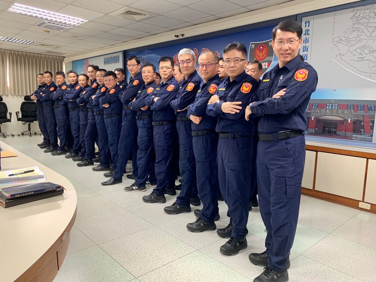 ▲全國警察大軍今日同步換穿新裝，新竹縣警察局長黃家琦與同仁憶起亮相。（圖／新竹縣警察局提供）