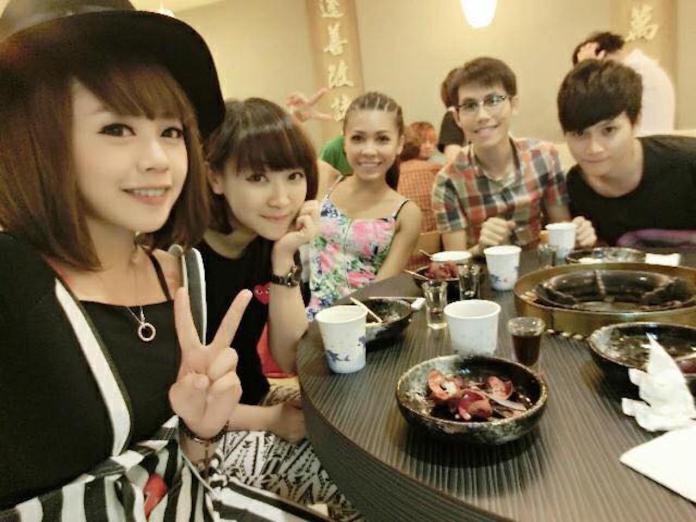 ▲蔡東儒（右一）多年前和「超偶5」戰友們一起吃飯。（圖／翻攝自臉書）