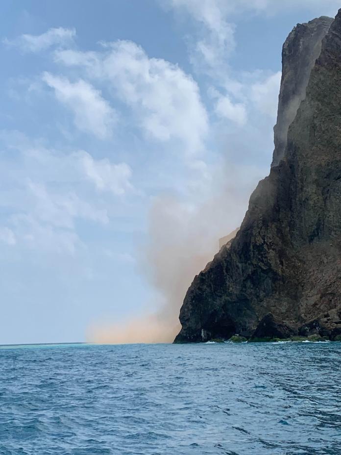 地震導致龜山島岩石崩落　煙硝四起畫面曝光
