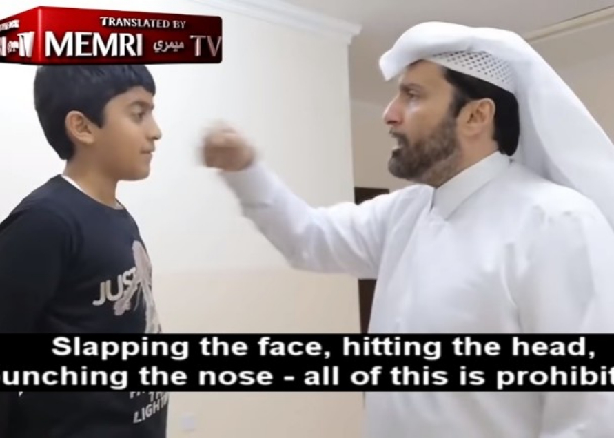 ▲卡達一名社會學者上傳一部影片，「教男人如何正確打老婆」，遭網友撻伐。（圖／截自Youtube影片）