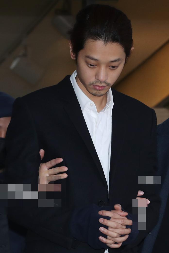 ▲鄭俊英、崔鍾訓與其他三人涉嫌集體強姦1女。(圖/達志)