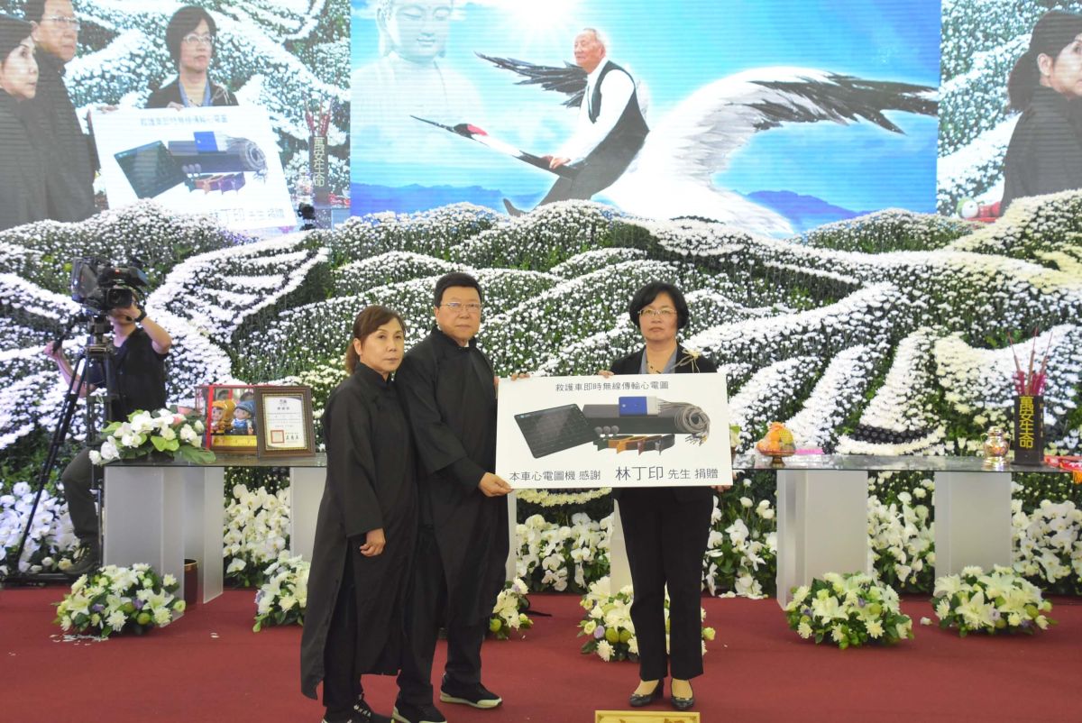 和美鎮熱心公益的林丁印家屬捐贈7組12導程心電圖機給彰化縣消防局，彰化縣長王惠美帶領消防局警義消同仁前往公祭會場致哀及接受捐贈。（記者張溎壕攝）