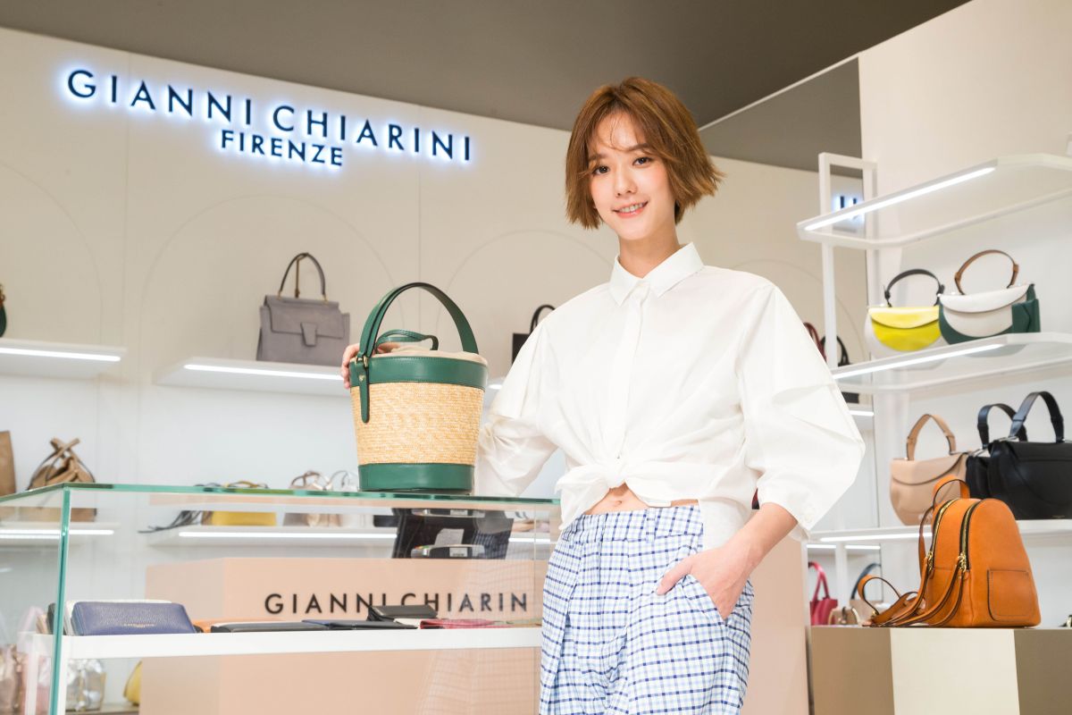 ▲孟耿如示範春夏季節必備的 Fiorenza 草編水桶包。（圖／GIANNI CHIARINI提供）