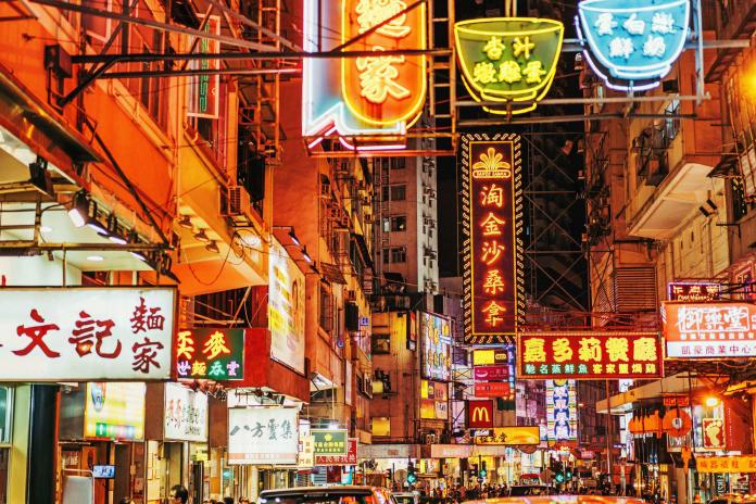2. 「香港」有許多舉世聞名的傳統料理，舉凡燒臘、飲茶、菠蘿油，甚至是簡單的通粉等都是遊港必吃的傳統美食，簡單的食材與調味，卻散發出濃濃的香港位.._