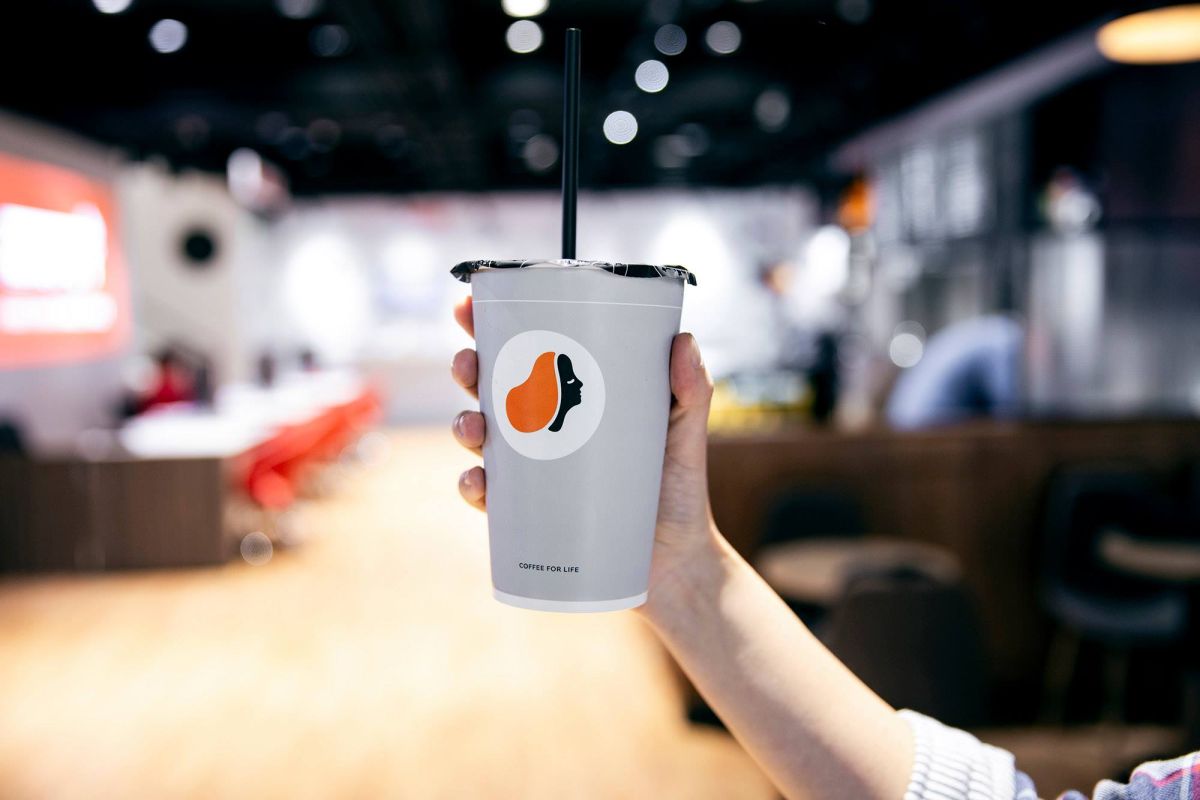 ▲路易莎咖啡埔里酒廠門市公告「謝絕所有黨派的政治活動」，結果遭到支持罷免的青鳥出征，狂洗店家負評喊抵制。（圖／翻攝自路易莎咖啡臉書）