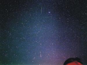 又有流星雨要爆發！7月星空不看可惜　「月掩土星」睽違17年登場
