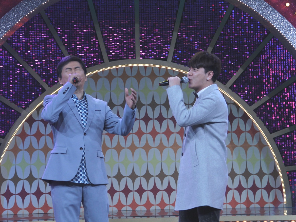 ▲ 賀一航（左）帶著兒子曾治豪上節目合唱。（圖／年代提供）