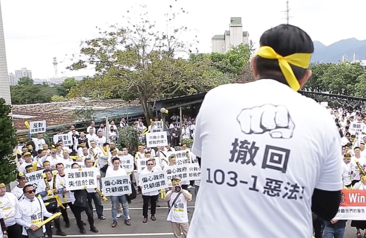 ▲面對Uber爭議，政府應該翻新法規，讓共享經濟發展出一套符合需求的保障規則。（圖／翻攝網路叫車平台代僱駕自救會提供之影片）