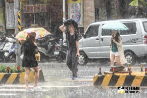 快訊／下班注意！台南、高雄等4縣市「大雨特報」　入夜才趨緩
