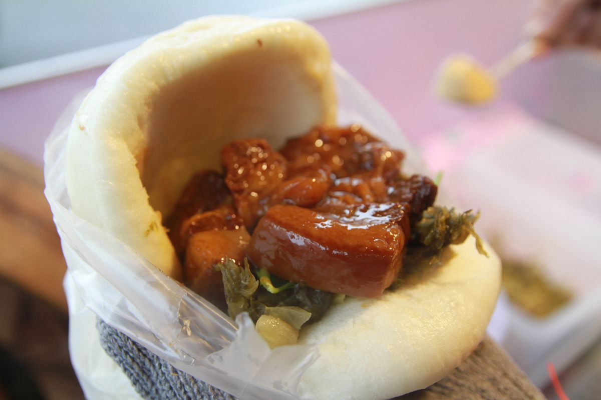 ▲美人賣的刈包比傳統刈包大上三分之一，相當有飽足感，來買過的客人都會一再上門光顧。（圖／記者鄭志宏攝）