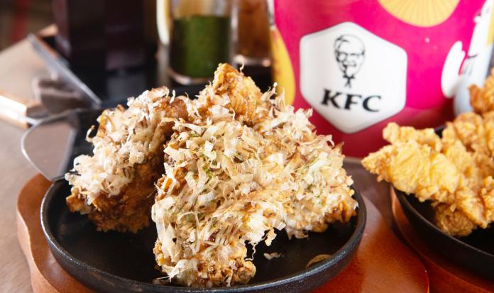 ▲肯德基首度結合炸雞、甜點及飲料,一次推出三款全新和風限時美味。圖為柴魚舞浪大阪燒脆雞。(圖/肯德基提供)