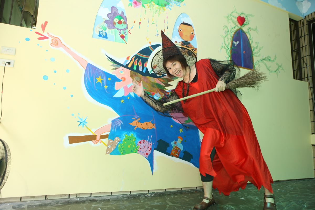 台南永康知名說故事媽媽沈采蓉，2004年通過信義房屋社區一家計畫而展開說故事人生，將正向影響力傳播出去。（圖／信義房屋提供）