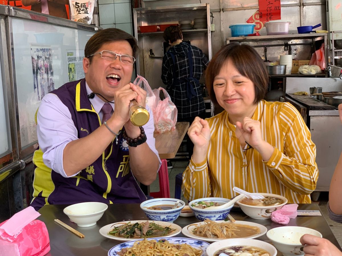 國民黨桃園市議員黃敬平在節目中大展歌喉。（圖/NOWnews）