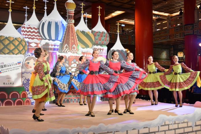 俄羅斯國家級的Russian Mosaic舞團以俄羅斯傳統節慶舞蹈揭開序幕