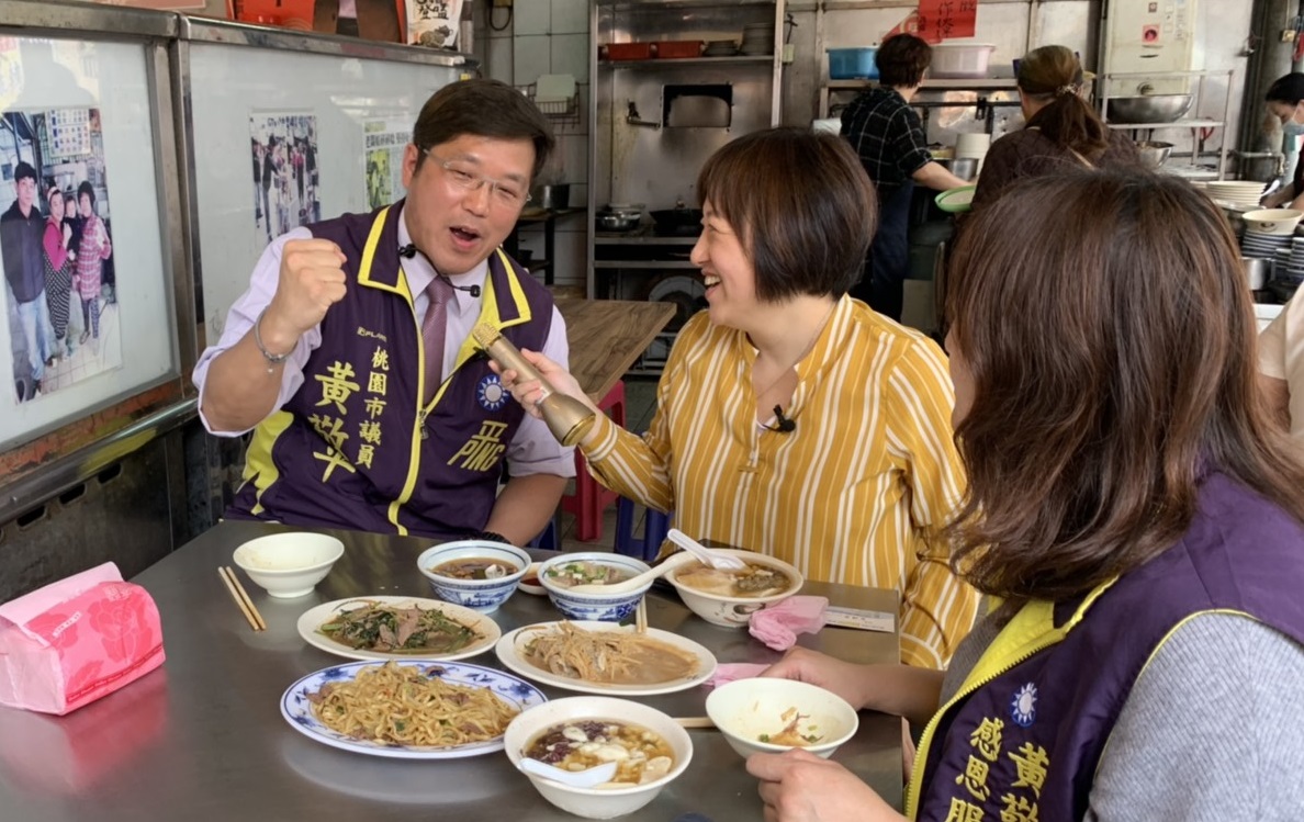 國民黨桃園市議員黃敬平在「小玉巷仔內」節目中，點唱三首歌送給藍綠白大咖。（圖/NOWnews）