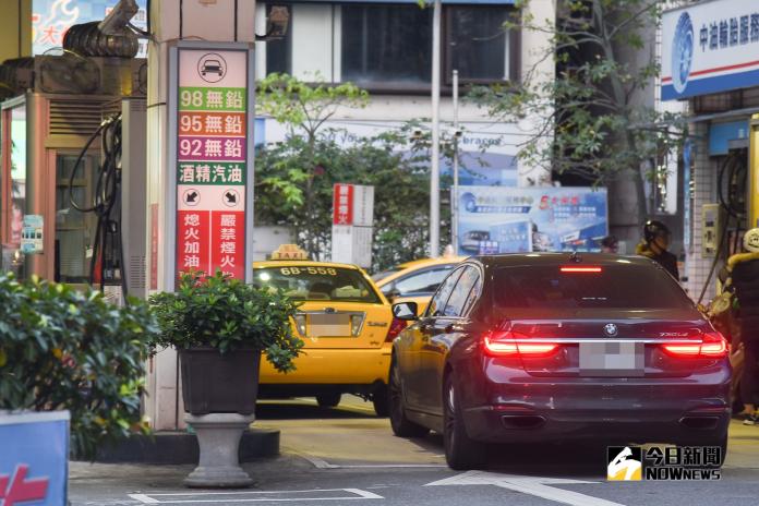 ▲台灣中油公司自明（6）日凌晨零時起汽、柴油各調降0.6元。（圖／NOWnews資料照）