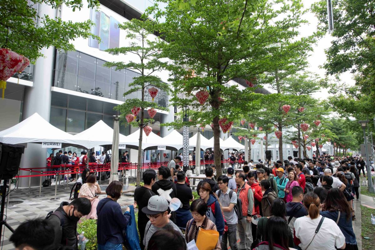 ▲華為P30開賣盛況空前；萬元以上預購禮民眾直呼賺到了。（圖／記者劉士成攝）