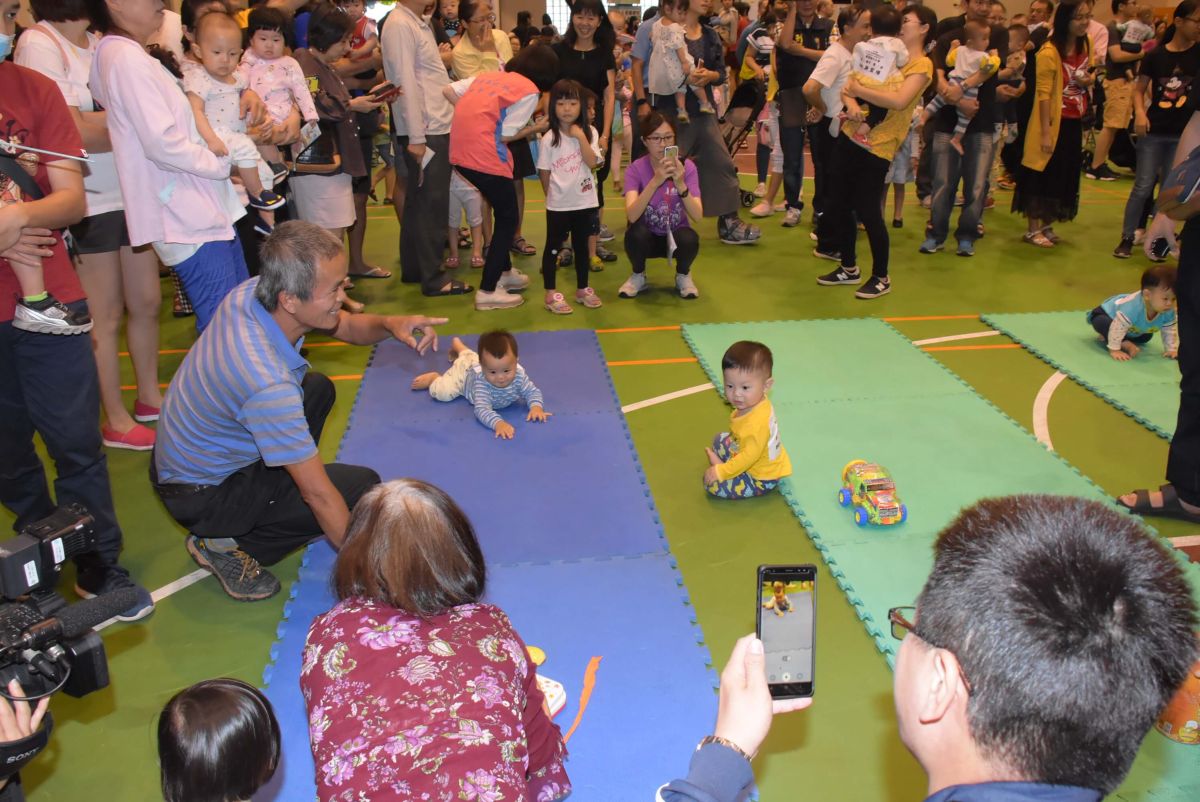 ▲熱門的寶寶爬行賽及搬搬樂活動，吸引許多社區家長帶著兒童參與。（圖／記者陳雅芳攝，2019.04.21）