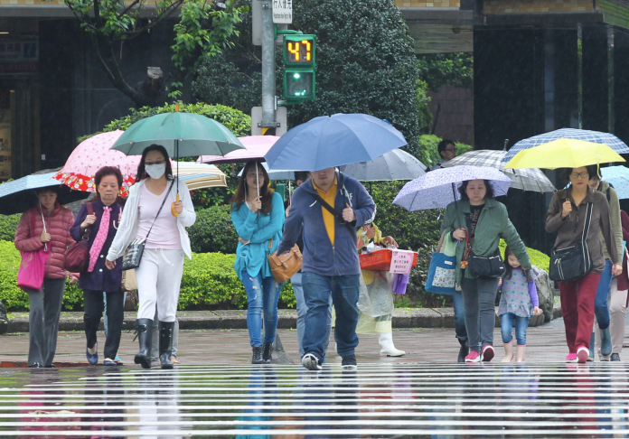 中央氣象局表示，臺灣中部以北地區和澎湖、金門、馬祖有短暫陣雨或雷雨，其他地區也有局部短暫陣雨或雷雨。（圖／NOWnews資料照）