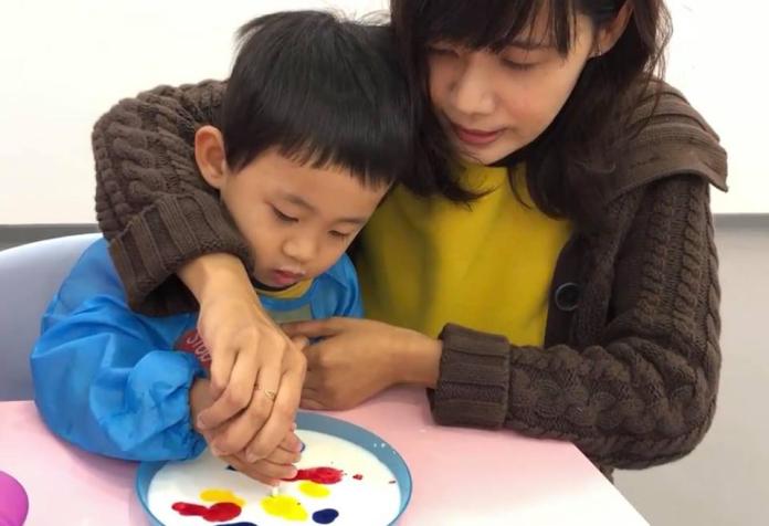 ▲「翻滾的色彩」遊戲是科學實驗也是藝術創作，讓家長跟孩子變身色彩魔術師。（圖／共玩谷親子玩習所提供）
