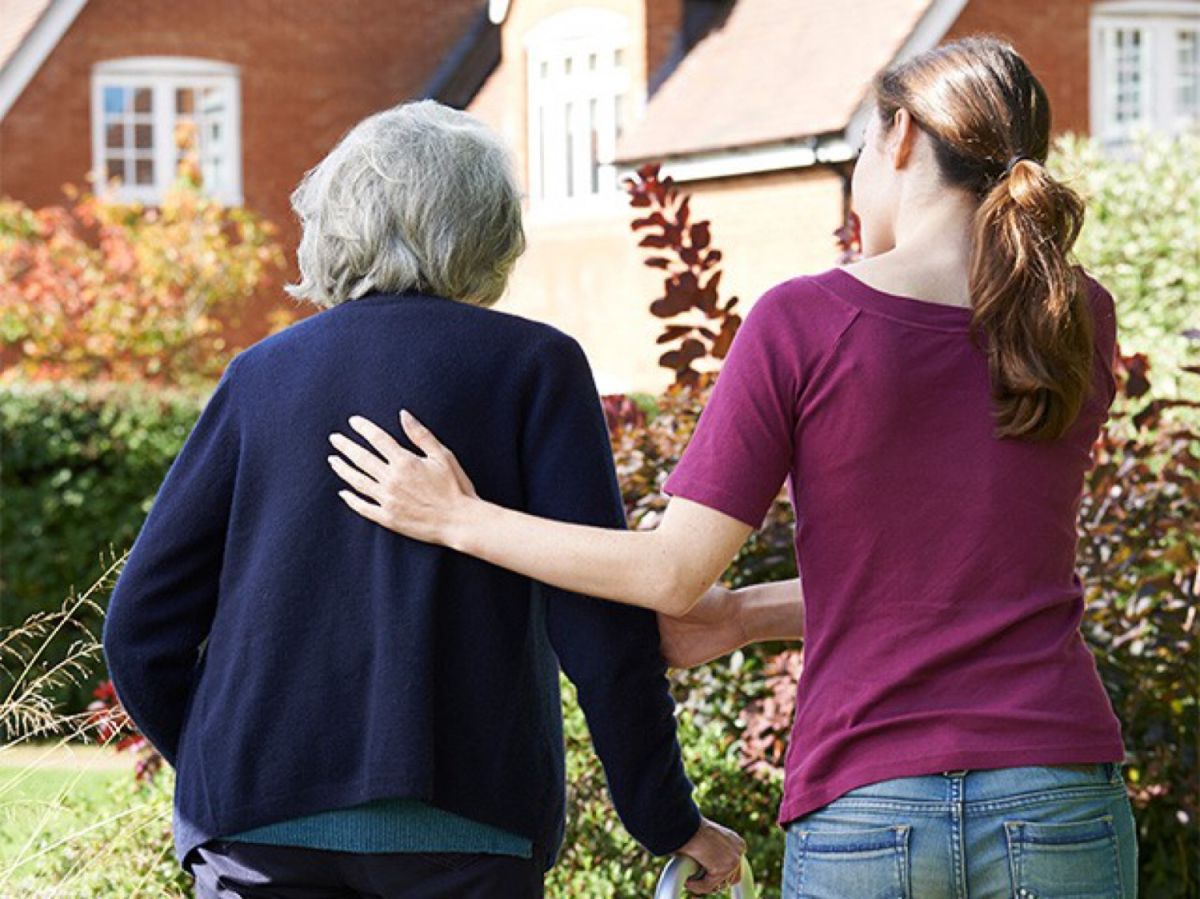 ▲上有高堂、下有子女的三明治族，總有一種中年人說不出的壓力，尤其若想樂活退休，以退休後普遍還有20年黃金歲月來估算，若退休後每月希望能維持4萬元的基本開銷，退休金至少須預備960萬元。（圖／NOWnews資料照）