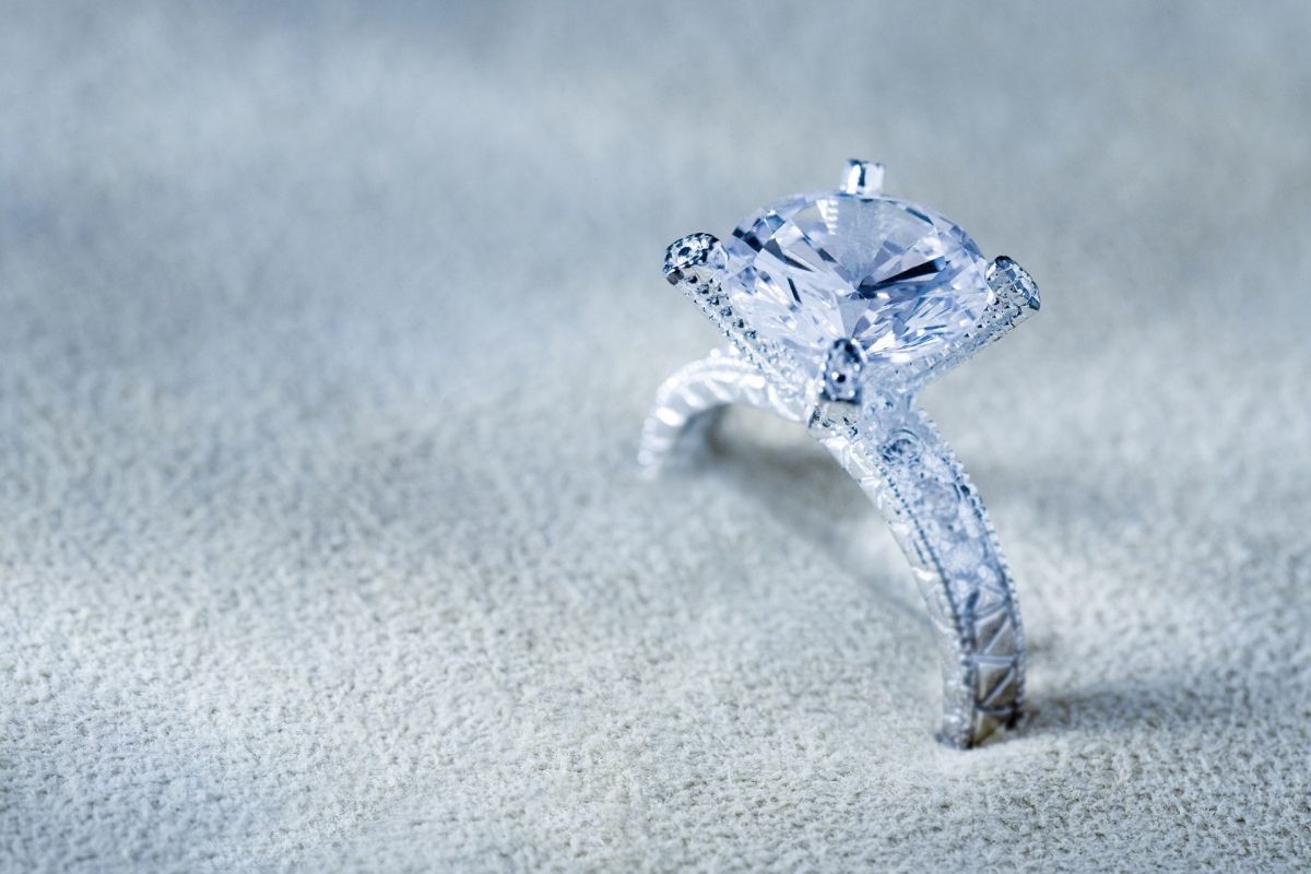 ▲新娘「婚戒撞同款」超在意？女孩們玩笑狂嘆。（示意圖／截自Reddit）