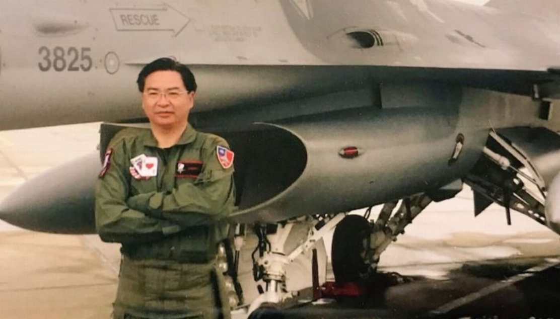 ▲外交部長吳釗燮在推特秀飛行裝。（圖／翻攝吳釗燮推特）