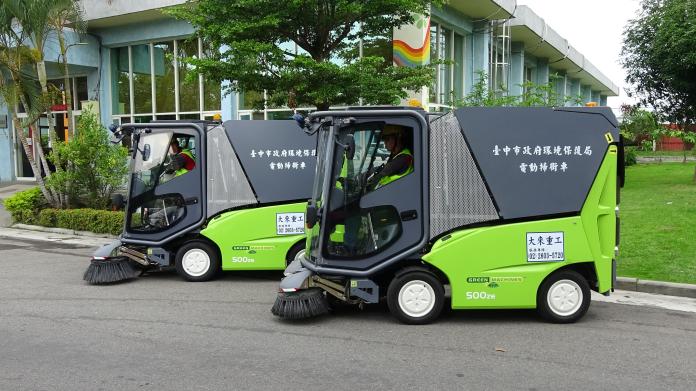 中市抗空汙新利器　電動小型掃街車
