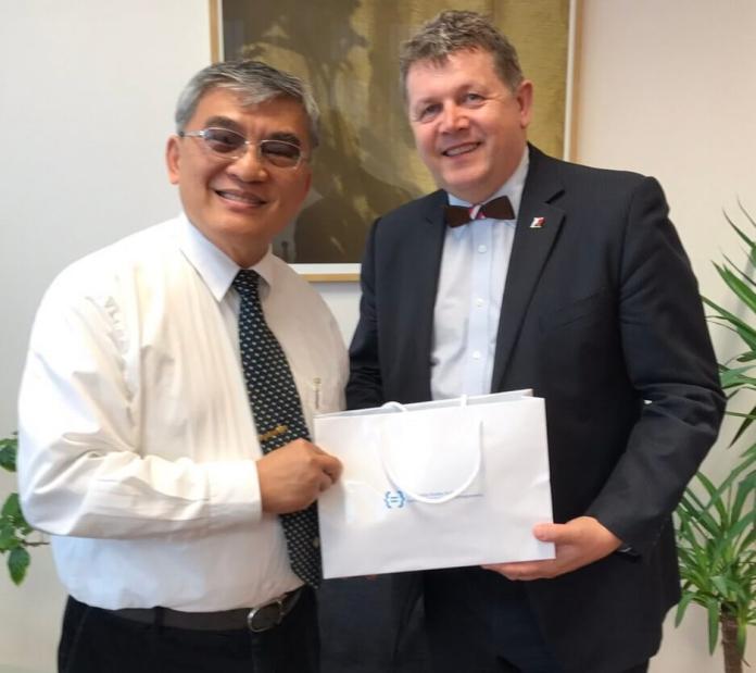 ▲高苑科技大學校長趙必孝（左）與捷克姊妹校university of Hradec Kralove 院長Dr. Josef Hynek（右）互送紀念品。（圖／記者黃守作翻攝）