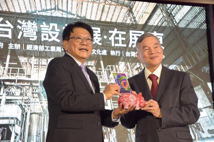 ▲經濟部長沈榮津(右)、屏東縣縣長潘孟安共同宣布「2019 台灣設計展在屏東」。（圖／屏縣府提供）