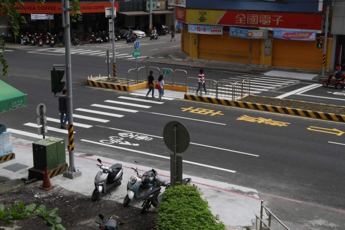 ▲彰化工務段在中部地區首度打造Z字型行人兩段式穿越道，是國內首見行人動線指標。（圖／記者陳雅芳攝，2019.04.22）