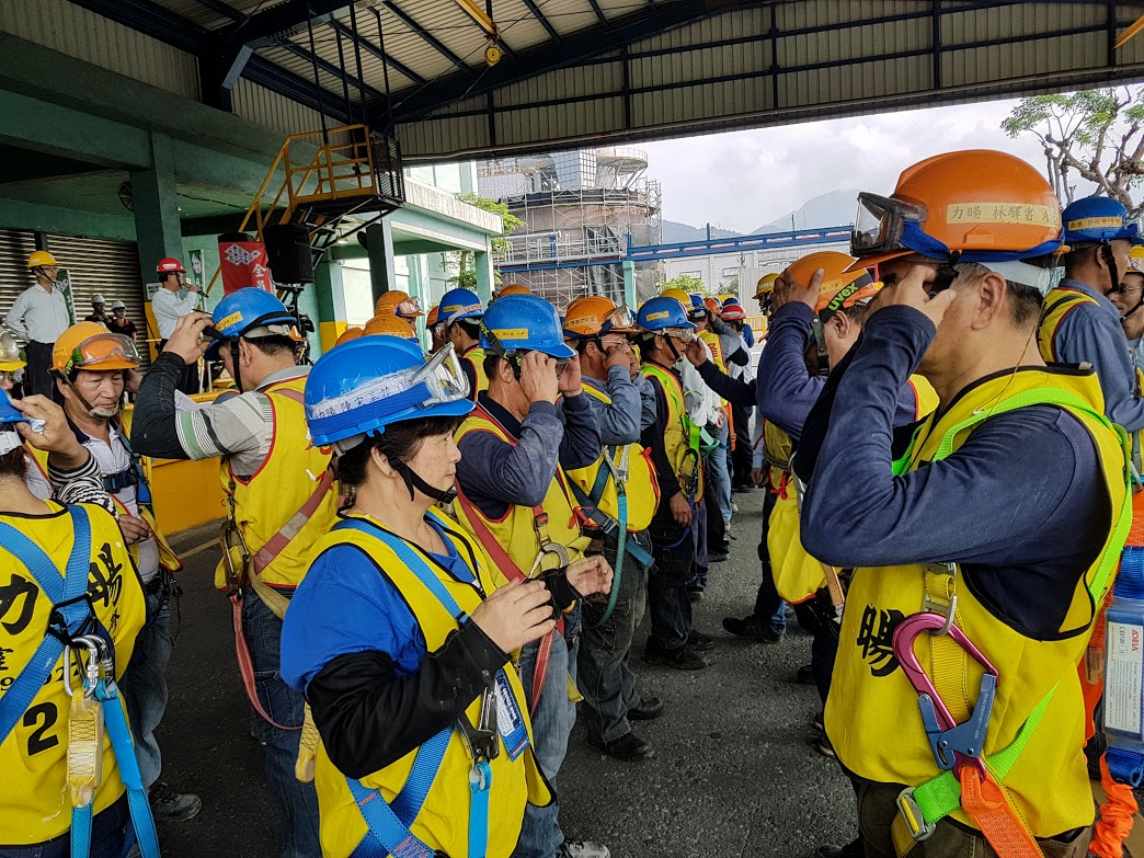 ▲台化龍德廠演練工具箱會議，勞工相互檢查裝備。（圖／記者李清貴攝,2019.4.22)