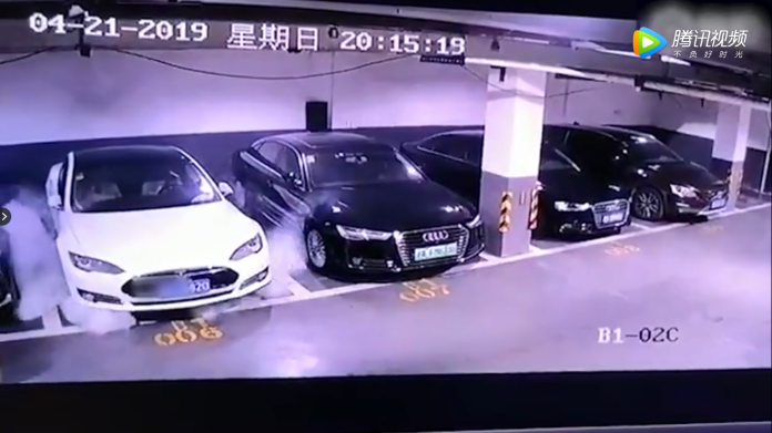 ▲上海某地下車庫的一輛特斯拉轎車發生自燃。（圖／截自騰訊視頻）