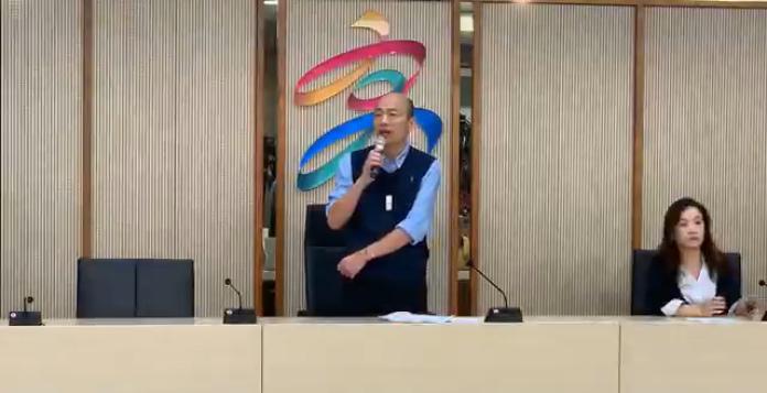 郭台銘投入國民黨初選後，韓國瑜也發表聲明，表達參選意願，但無法參加現行制度下的初選，更指黨中央熱衷密室協商。 (圖/NowNews直播)