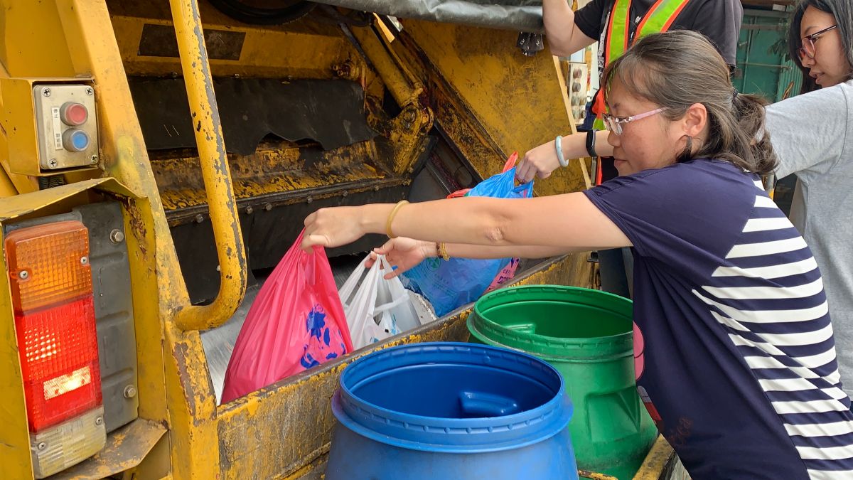 ▲新北市長侯友宜決定將新北市隨袋徵收費率直接調降為每公升0.36元，與台北市相同。（圖／新北市環保局提供）